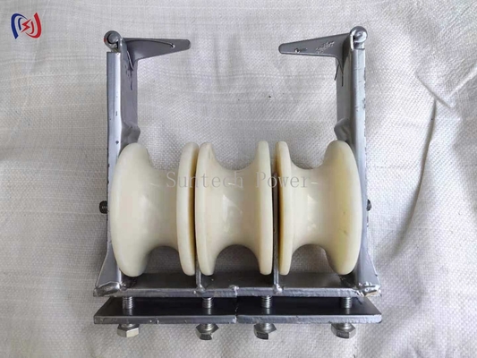 Dengan efisien menarik tiga bundel kawat cross-section kecil dengan konduktor stringing blok