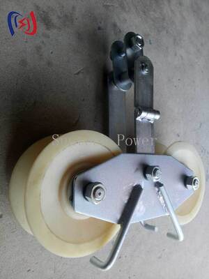 Blok Stringing Sheave Tandem Profesional untuk pemasangan simultan beberapa konduktor dengan beban nominal 25KN dan sheave yang dirancang presisi