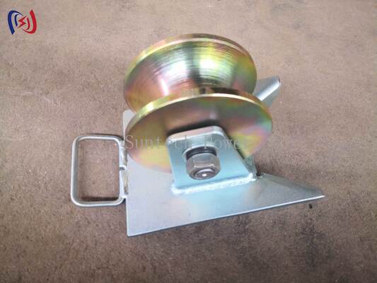 SH130S 10KN Galvanized Pithead Cable Roller Pulley dengan konfigurasi Triangle Sheave untuk menarik kabel bawah tanah