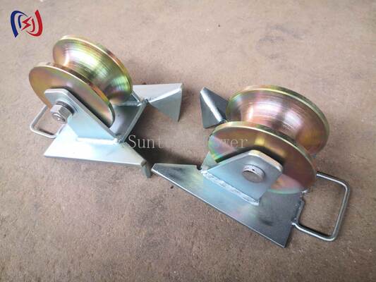 SH130S 10KN Galvanized Pithead Cable Roller Pulley dengan konfigurasi Triangle Sheave untuk menarik kabel bawah tanah