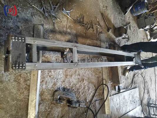Lattice Gin Pole 8-18m Power Tower Alat Ereksi Lapisan tahan korosi