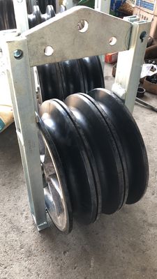 Blok Merangkai Katrol Kabel Triple Aluminium Sheaves Dengan Dilapisi Karet