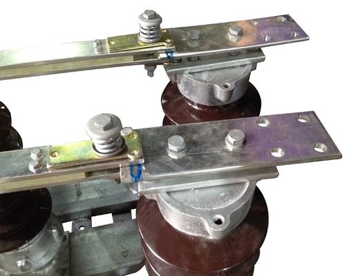 36KV 1250A Porcelain Rotating Center Insulator Dengan Struktur Pemasangan