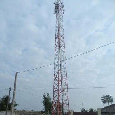 Menara Baja Telekomunikasi 33KV Sudut Berkaki Tiga Dengan Antena & Braket Mw
