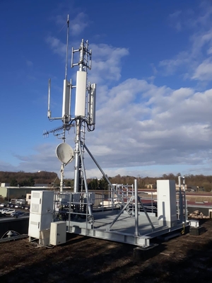 Hot Dip Galvanized Guyed Pole Roof Top Tower Q235 Steel Dengan Aksesoris Terkait