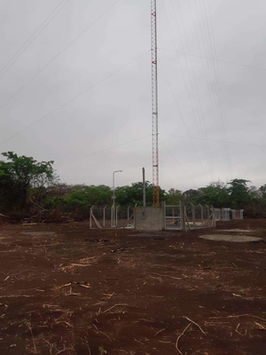 Telekomunikasi Steel Galvanized Guyed Tower Dengan Kurung Dan Penangkal Petir