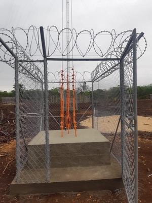 Telekomunikasi Steel Galvanized Guyed Tower Dengan Kurung Dan Penangkal Petir