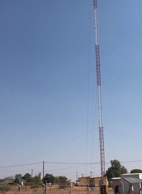 Menara Baja Telekomunikasi Guyed Mast Lattice Dengan Galvanis 72m 92m
