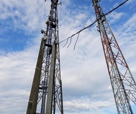 50m Hot Dip Galvanized Steel Angle Tubular Tower Dengan Bracket Fall Arrest