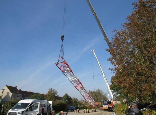 Menara Telekomunikasi Baja Tubular Dengan Hot Dip Galvanized Dan Bracket